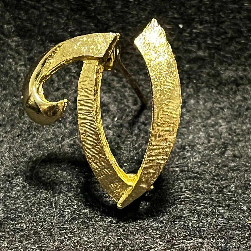 Vintage Gold Plated Cursive Letter “V” Brooch Fashion - Rare Collectible